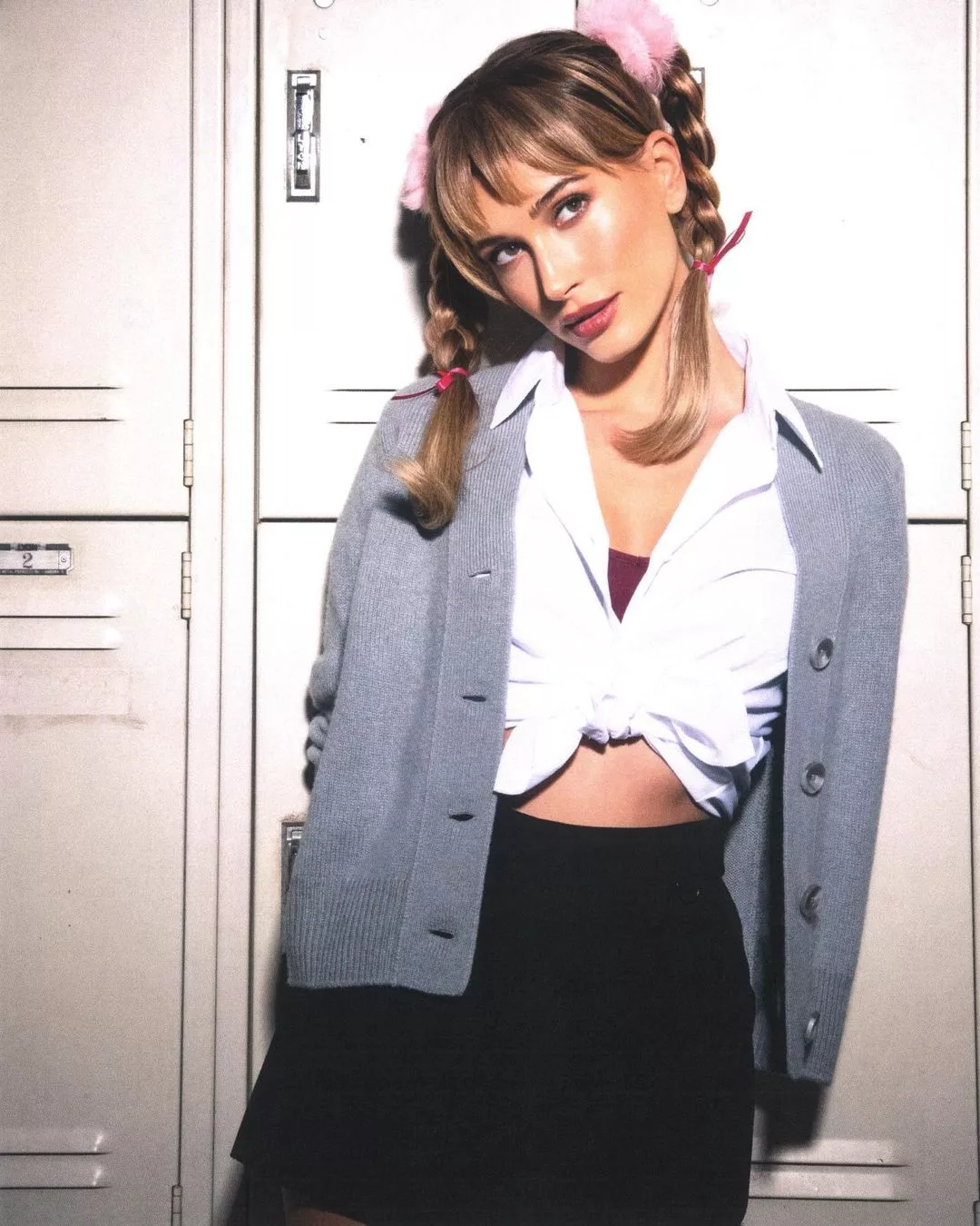 hailey bieber áo sơ mi trắng thắt vạt