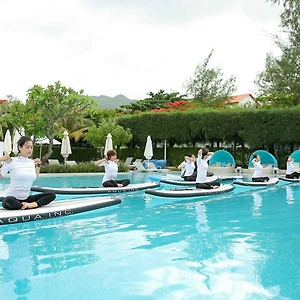 Adidas cùng các hot face trổ tài chinh phục môn Yoga trên nước