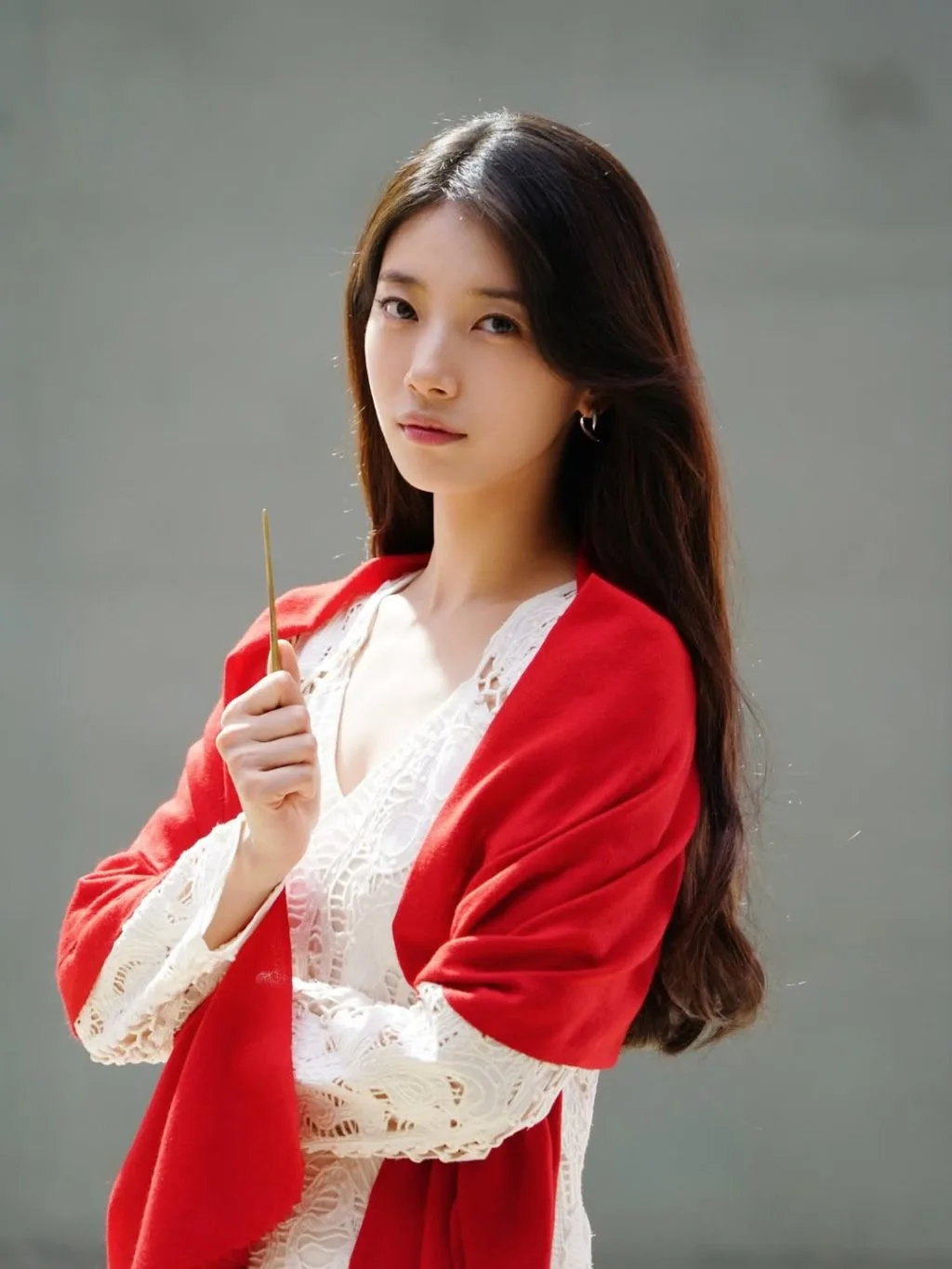 Suzy diện váy cape thêu hoa