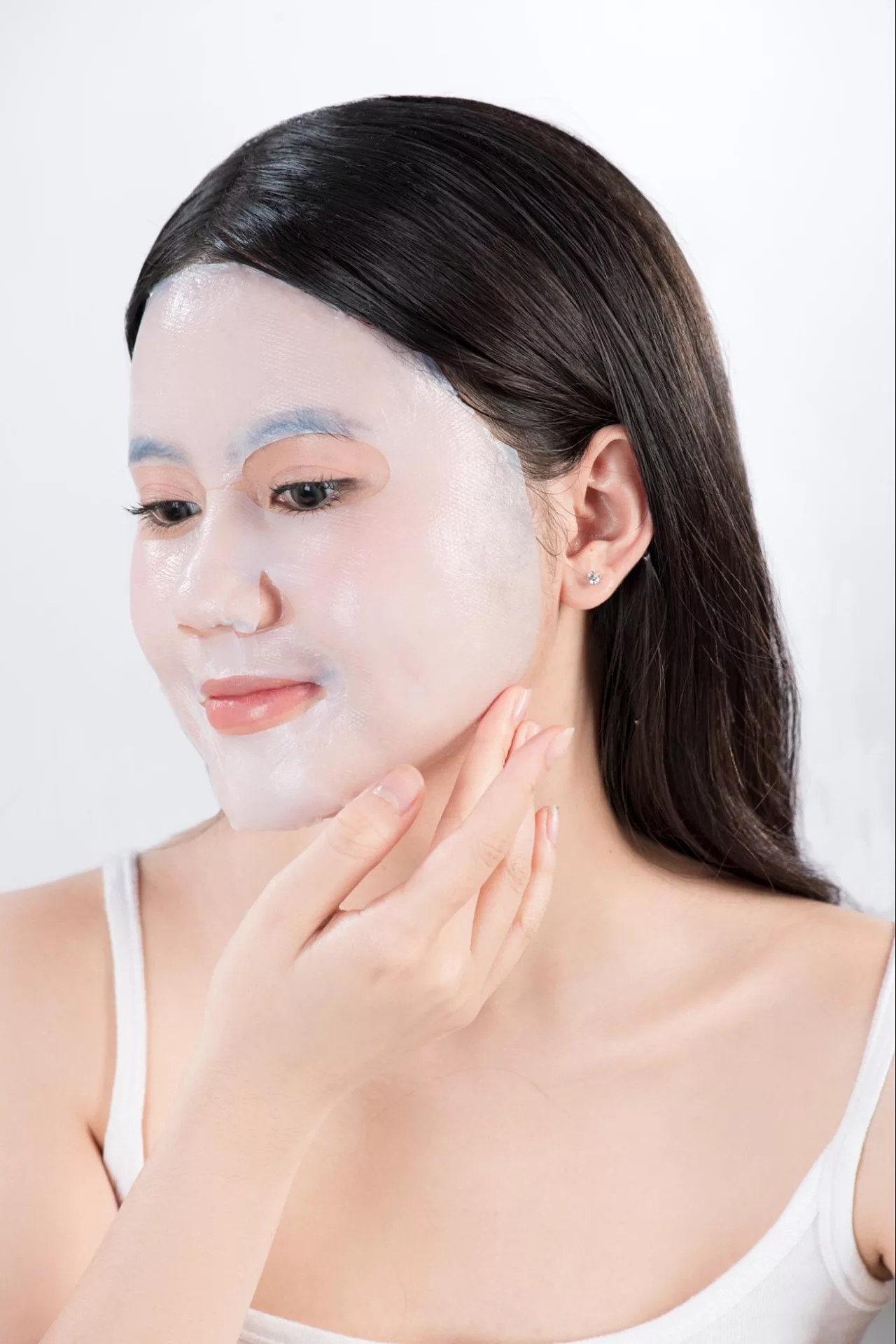 cô gái đắp mặt nạ
