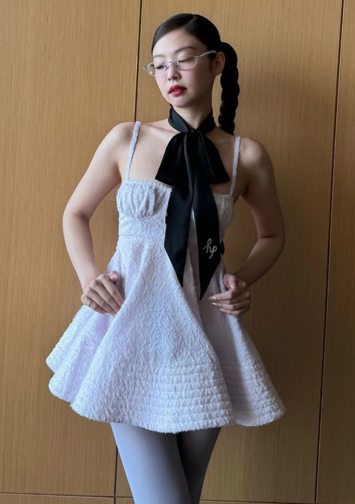 Jennie diện kính mắt oval