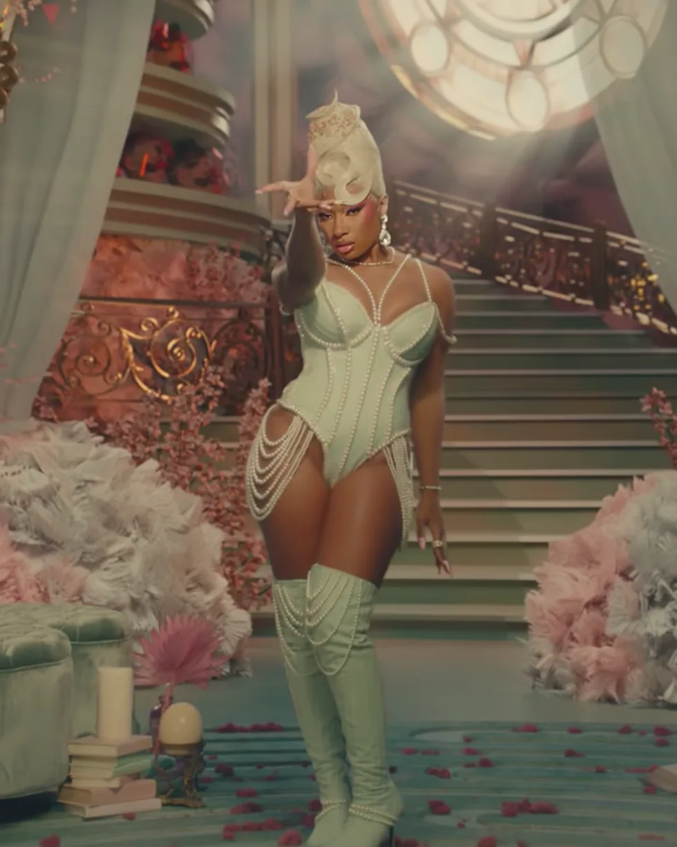 Megan Thee Stallion thiwf trang trong mv sweetest pie