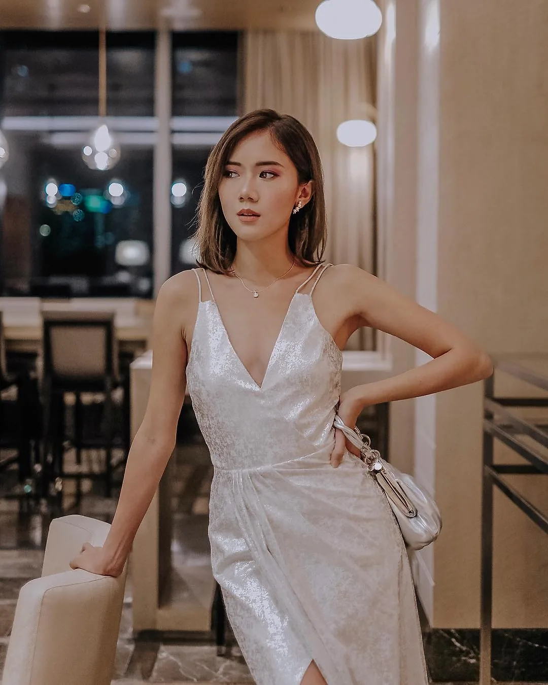 Thời trang cung Song Tử - đầm dự tiệc vải satin màu trắng