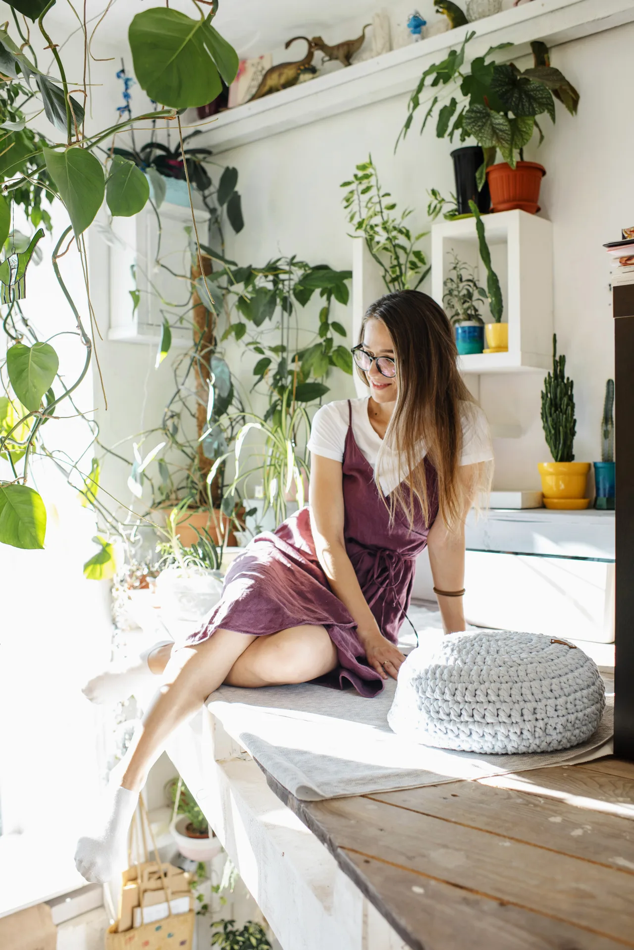 cô gái ngồi cạnh cây học kỹ năng sống