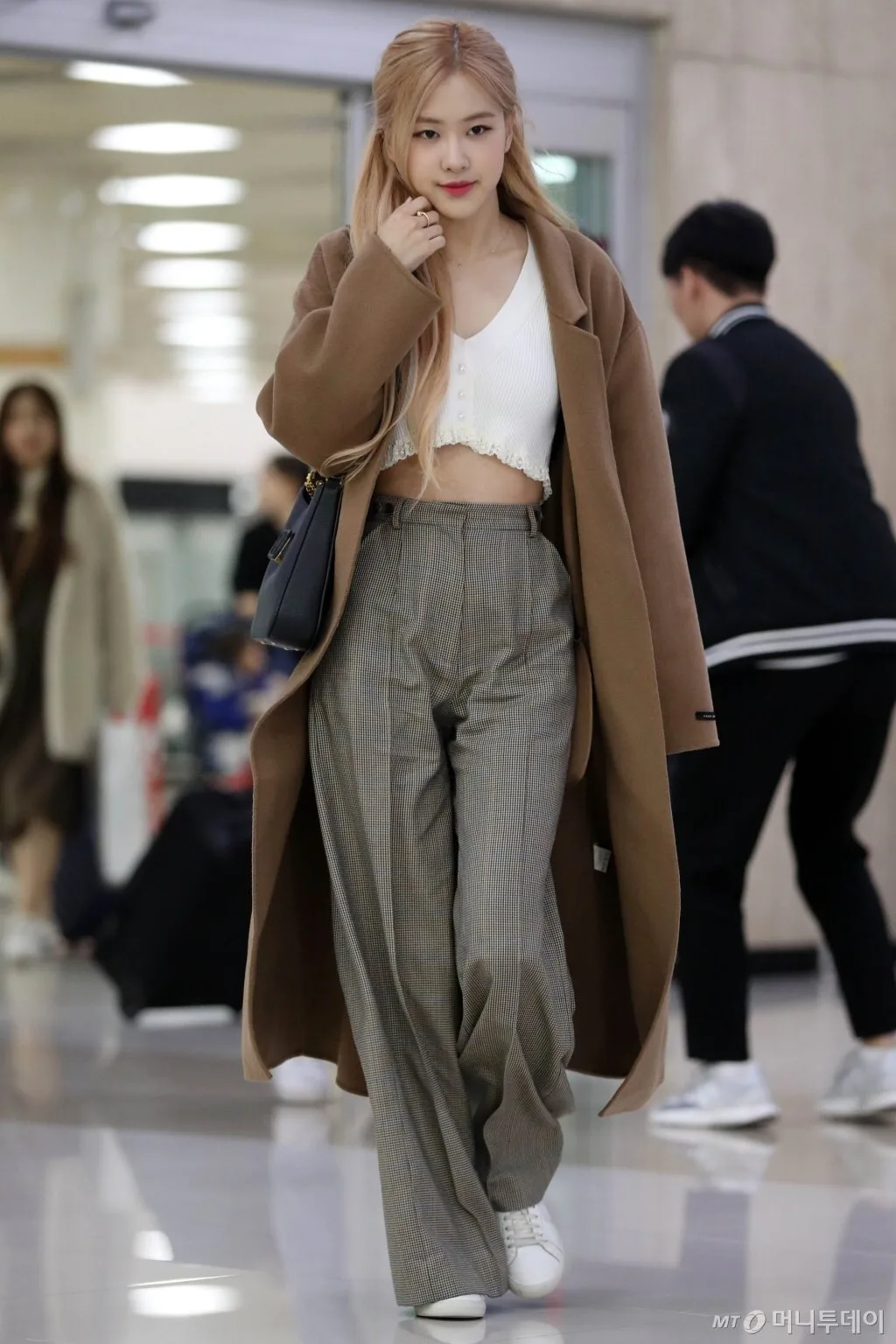rosé blackpink áo croptop đắp ren quần âu rộng