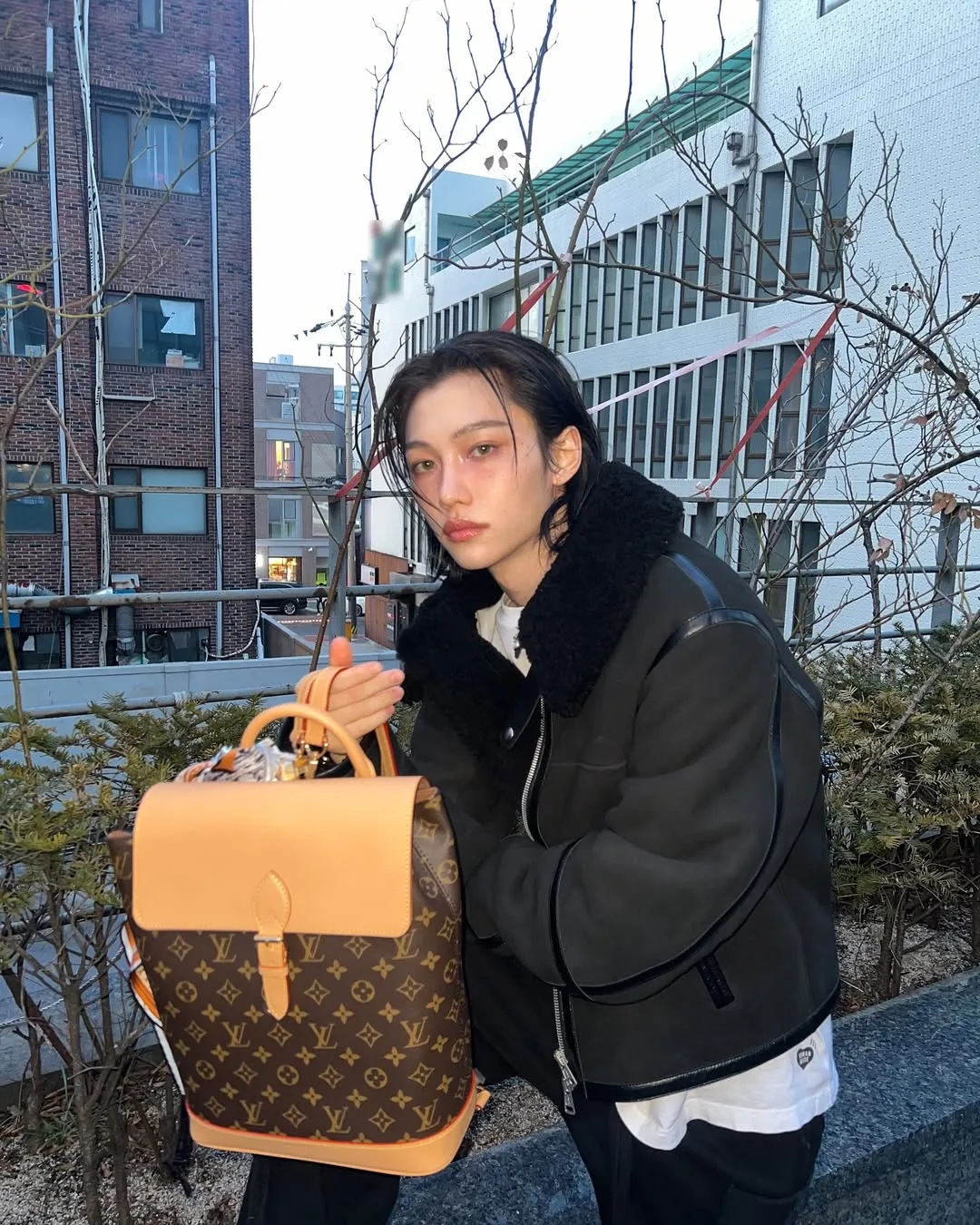 Felix (Stray Kids) diện ba lô Louis Vuitton