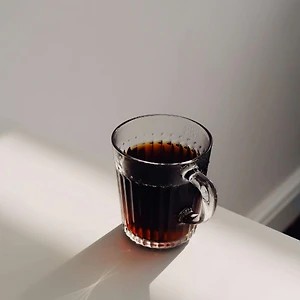 nước màu đen trên bàn