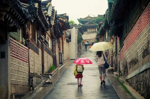 Du khách đi dạo ở Bukchon Hanok.