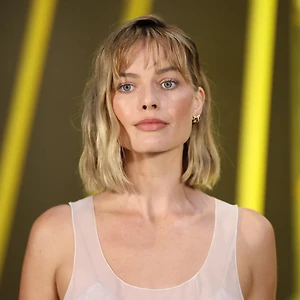Hình ảnh Margot Robbie cùng mái tóc lob kết hợp mái phóng khoáng tại show diễn Chanel thuộc Tuần lễ Thời trang Paris Thu - Đông 2026.