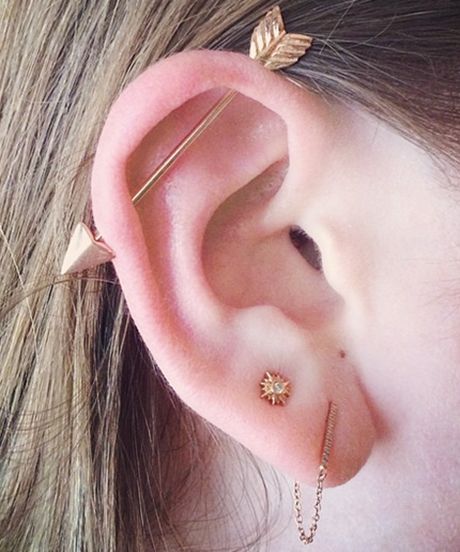 Xỏ lỗ ngang Scaffold - 10 kiểu xỏ lỗ tai được yêu thích - elle vn