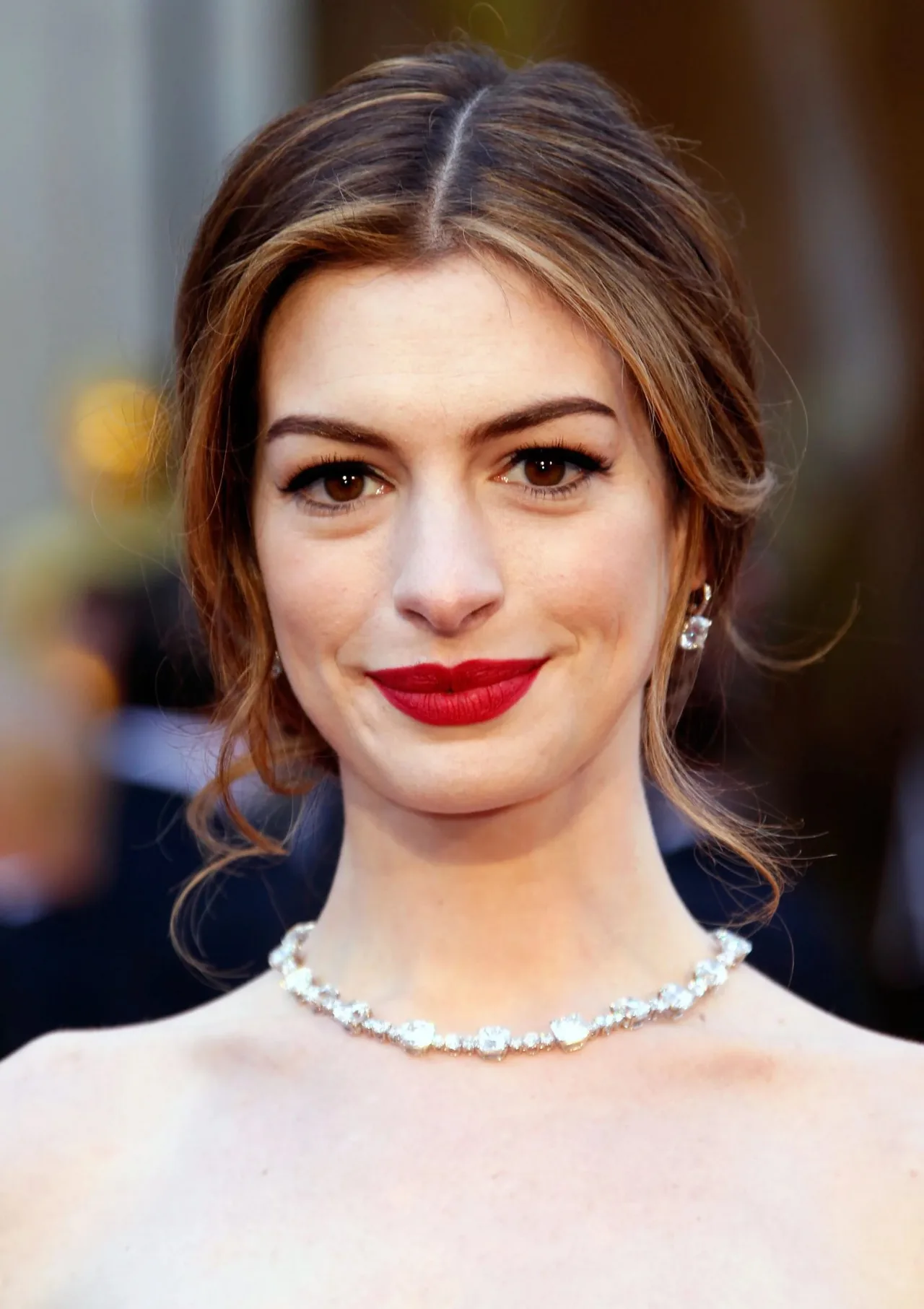 Anne Hathaway búi tóc trễ thanh lịch nữ tính Anne Hathaway búi tóc trễ thanh lịch nữ tính