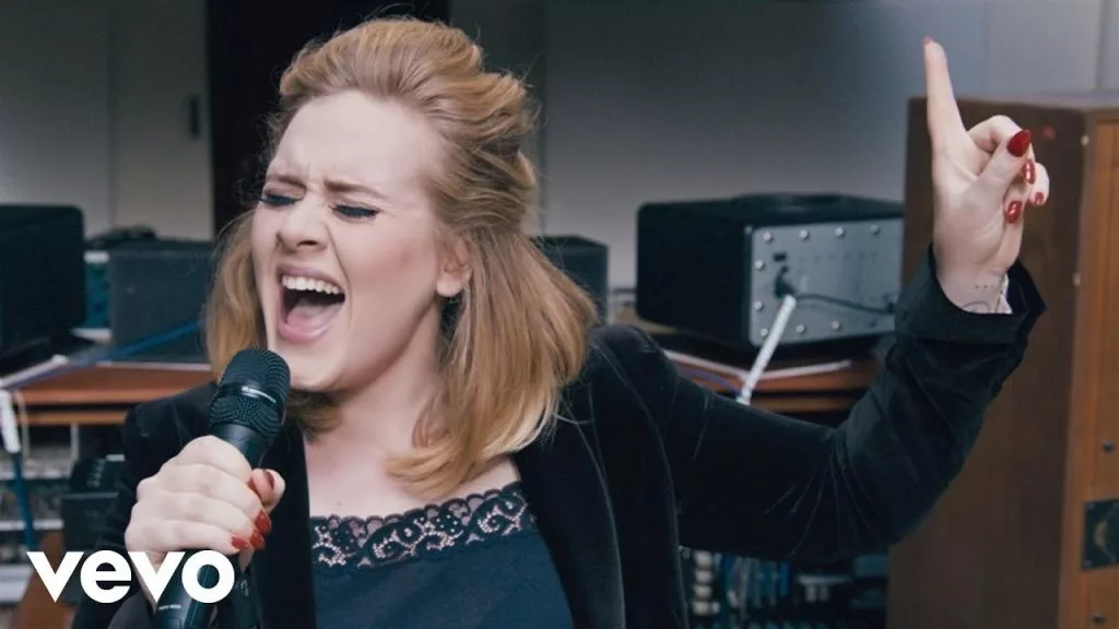 Hình ảnh Adele trong MV When We Were Young. Hình ảnh Adele trong MV When We Were Young.