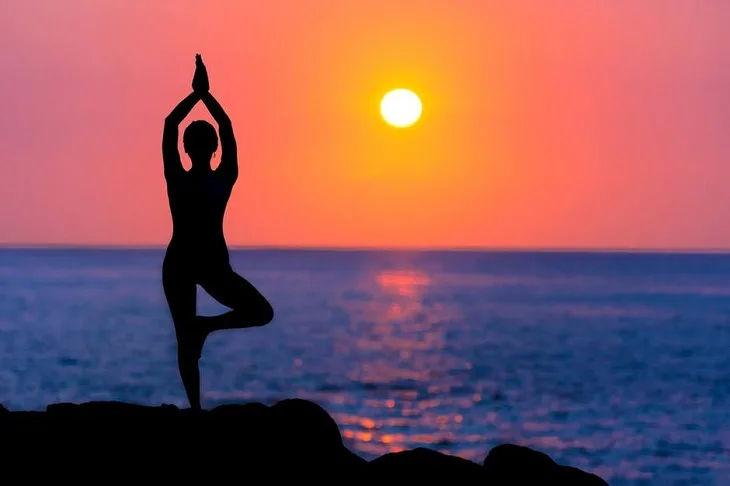 bài tập yoga - người phụ nữ đứng tập yoga 01 bài tập yoga - người phụ nữ đứng tập yoga 01