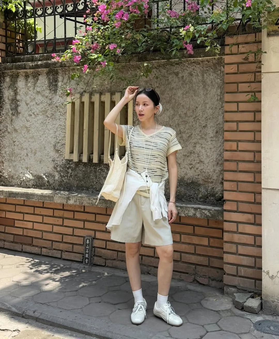 Khởi động mùa Hè phóng khoáng với thiết kế áo lưới oversized tông màu trầm cá tính.