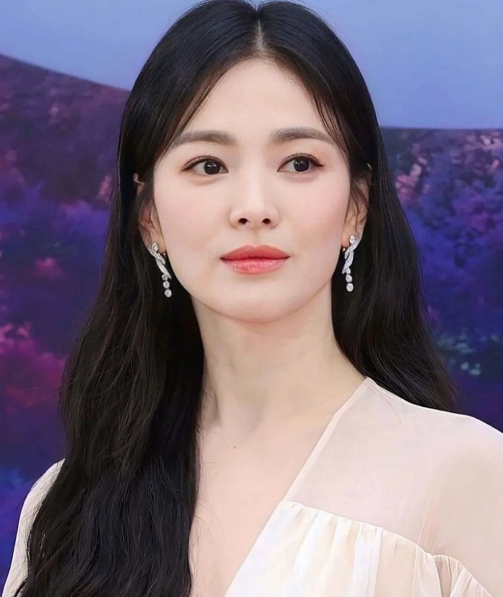 Song Hye Kyo thường xuyên rửa mặt với sữa tươi. Song Hye Kyo thường xuyên rửa mặt với sữa tươi.