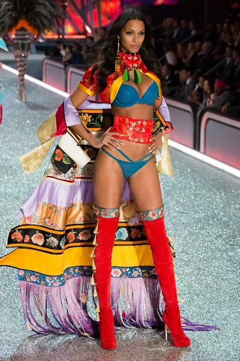 Thiên thần “sở hữu” Fantasy Bra 2017 của thương hiệu Victoria’s Secret đã lộ diện Thiên thần “sở hữu” Fantasy Bra 2017 của thương hiệu Victoria’s Secret đã lộ diện