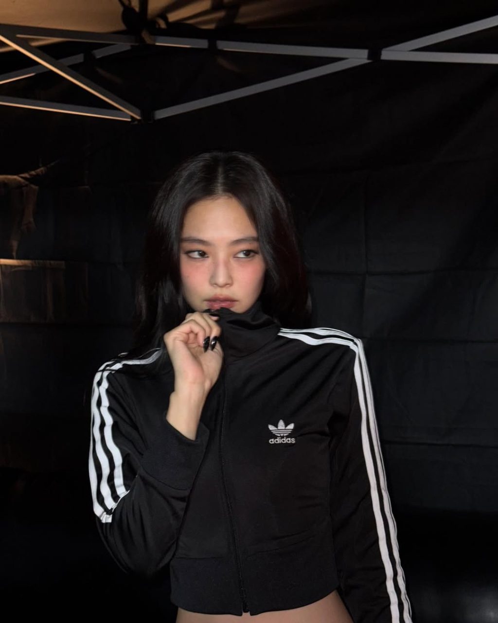 Short năng động trở nên cuốn hút khi đi cùng windbreaker