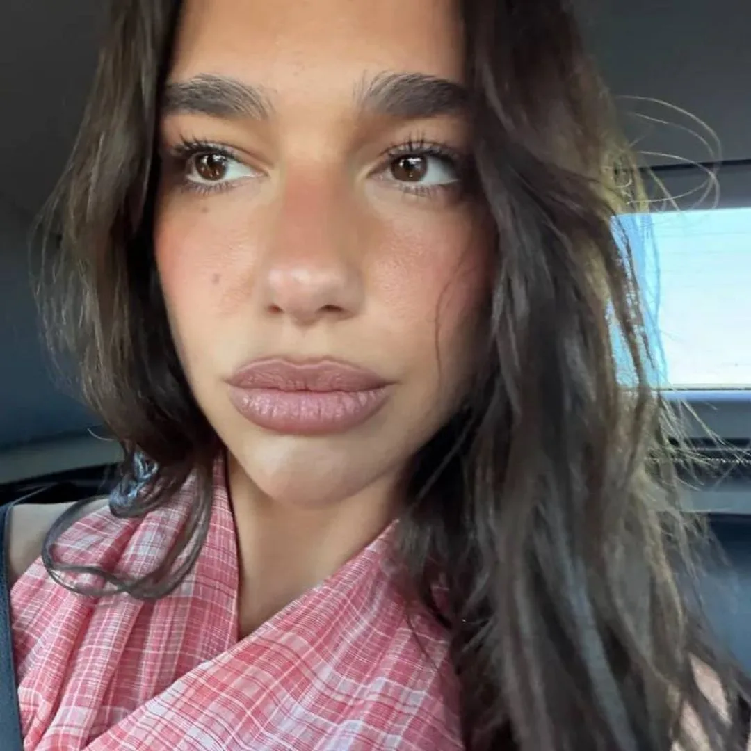 Dua Lipa với đôi môi lì nhung, viền môi mềm