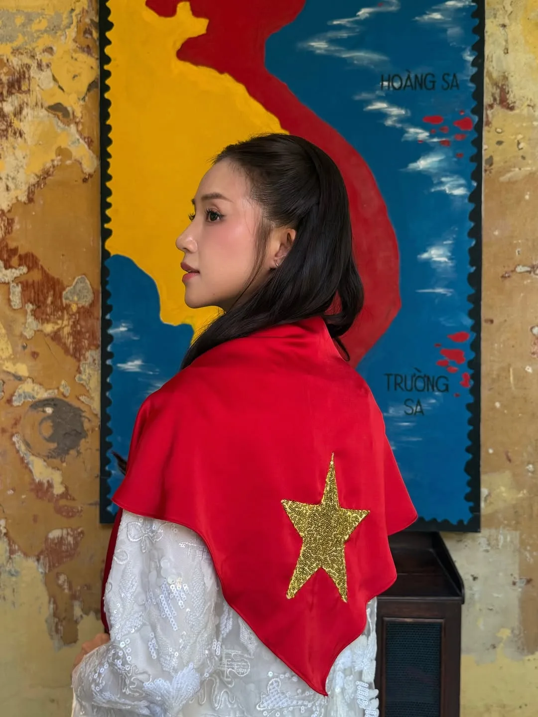Salim diện khăn choàng sao vàng