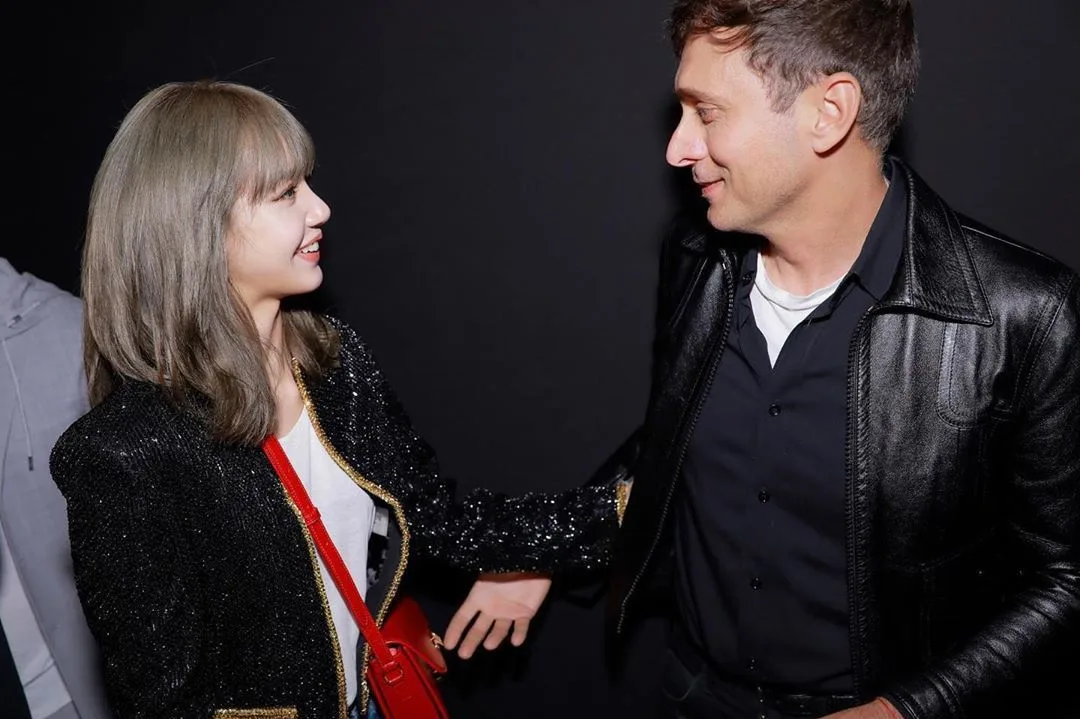 lisa và hedi slimane trong hậu trường