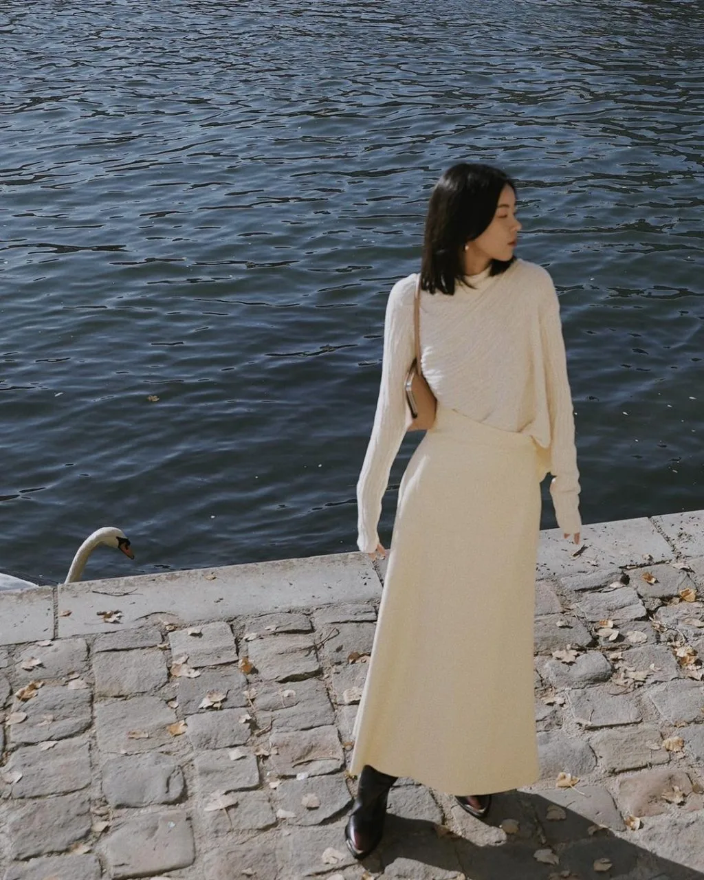 Outfit full trắng chân váy kèm túi màu nâu cafe sữa