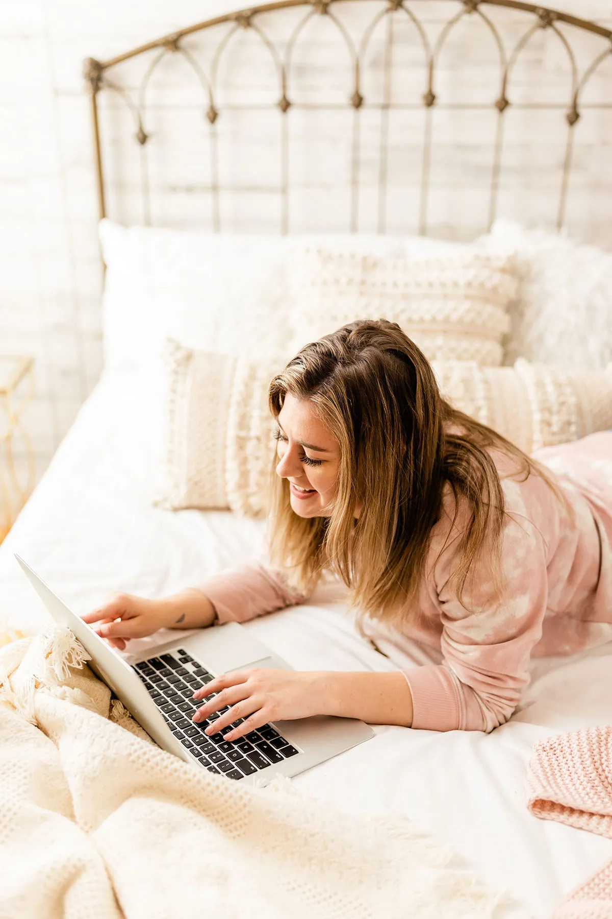thói quen ngủ cô gái làm việc trên giường Unsplash / Meghan Lamle
