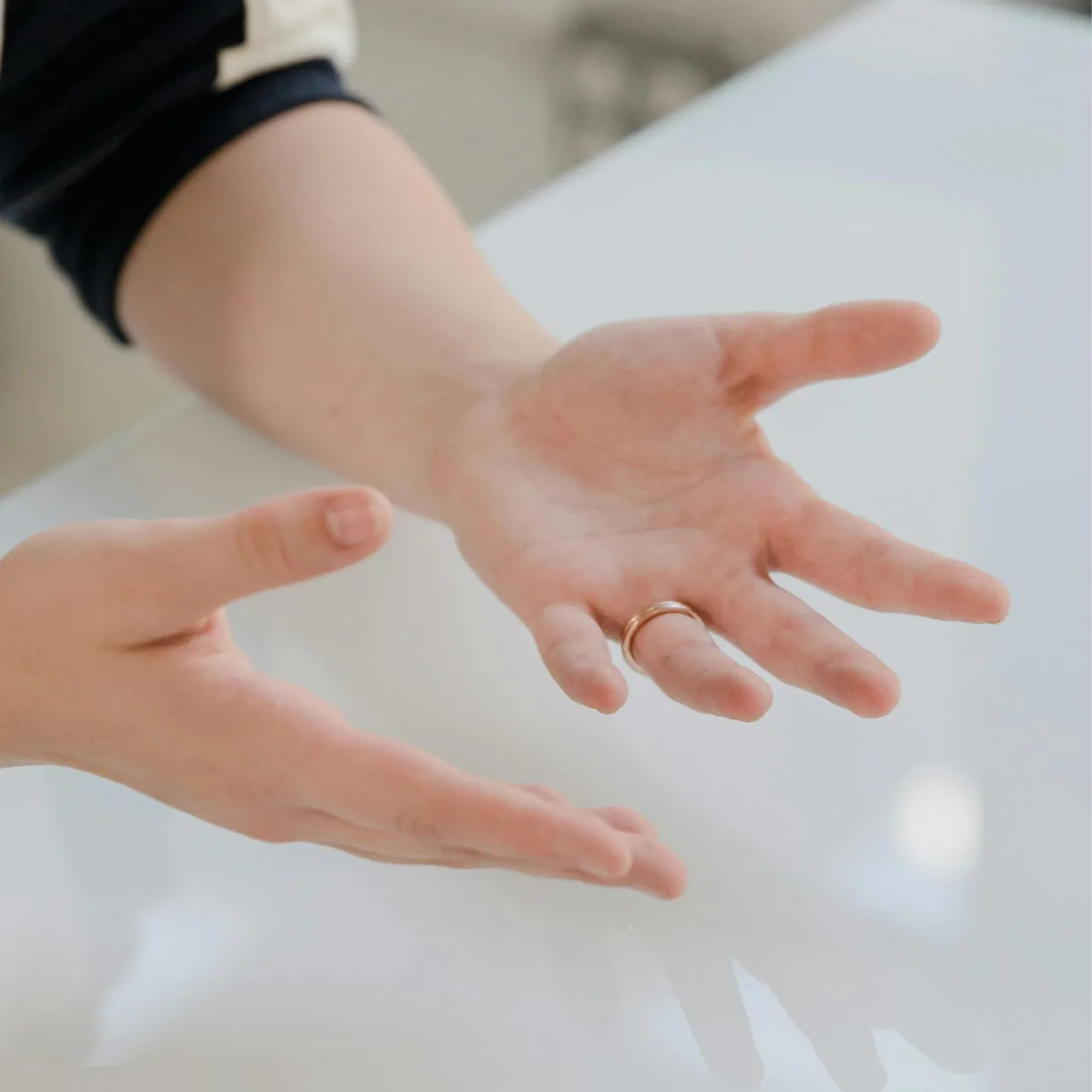 Ngôn ngữ cơ thể mở rộng lòng bàn tay