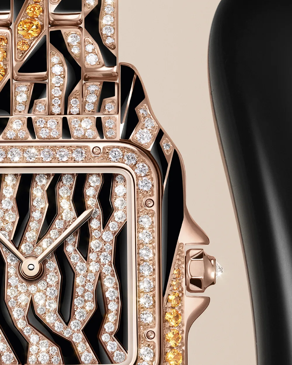 Panthère de Cartier bằng vàng hồng nạm kim cương và đá quý