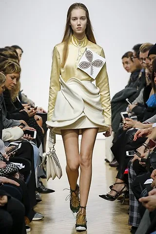 Sa tanh – chất liệu chủ đạo cho BST Thu Đông của JW Anderson lần này