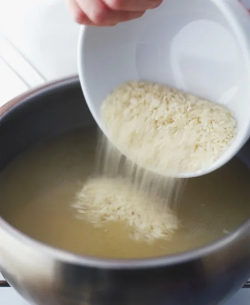 Rửa mặt với nước gạo Rửa mặt với nước gạo