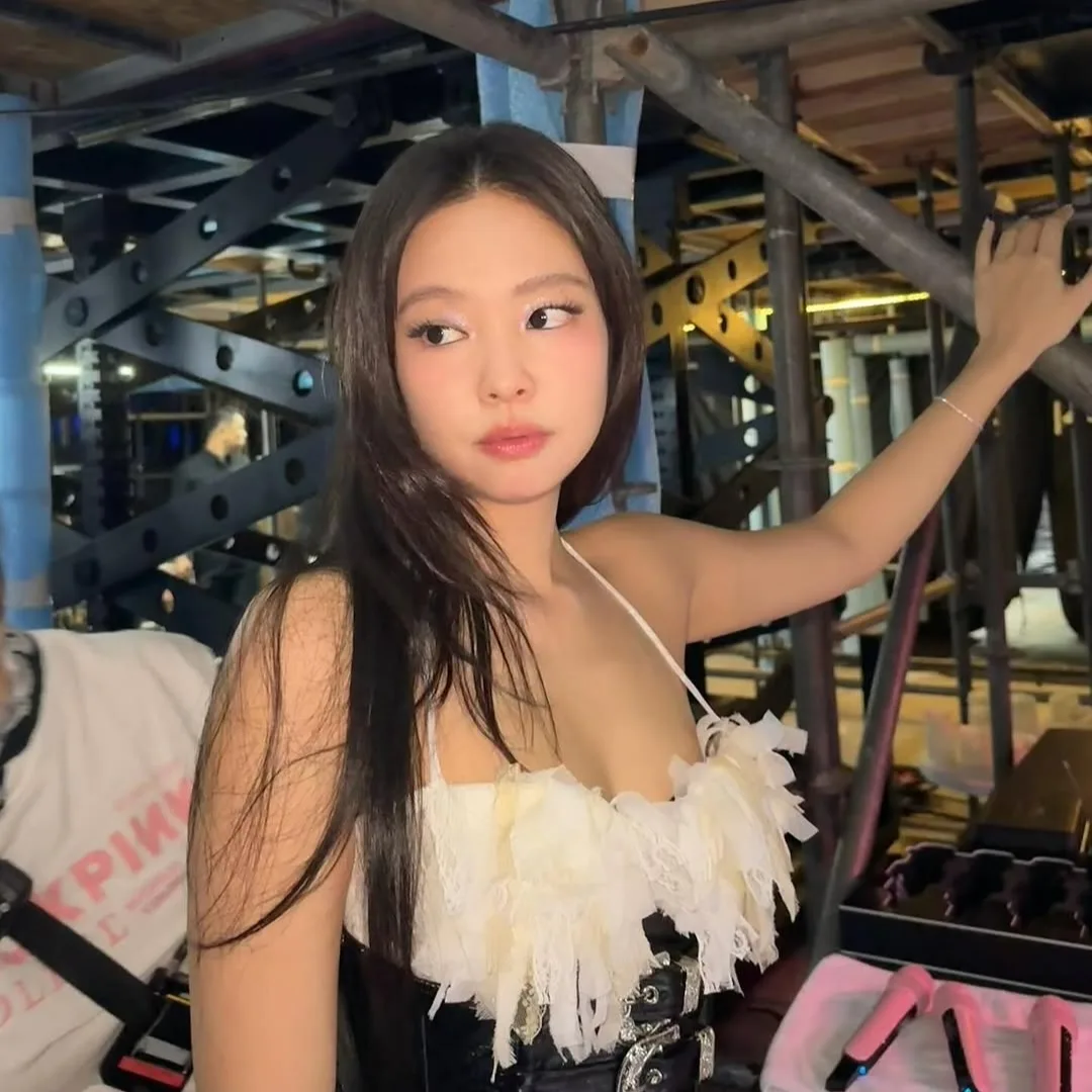 Hình ảnh kiểu trang điểm Jennie Kim lựa chọn với màu môi và má đồng điệu.