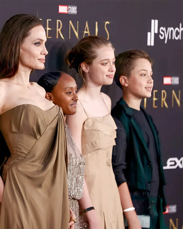 Shiloh Jolie-Pitt nổi bật khi cùng mẹ tham dự sự kiện công chiếu phim Eternal Shiloh Jolie-Pitt nổi bật khi cùng mẹ tham dự sự kiện công chiếu phim Eternal