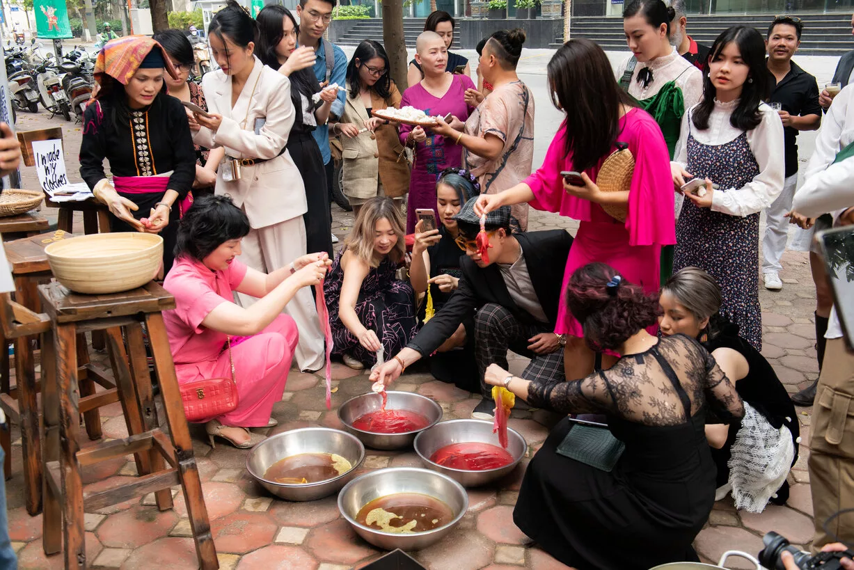 nhiều người nhuộm vải thời trang