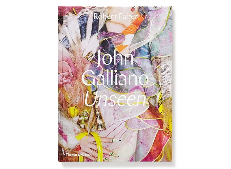 Vén màn hậu trường các show diễn chưa từng được công bố của NTK John Galliano Vén màn hậu trường các show diễn chưa từng được công bố của NTK John GallianoVén màn hậu trường các show diễn chưa từng được công bố của NTK John Galliano