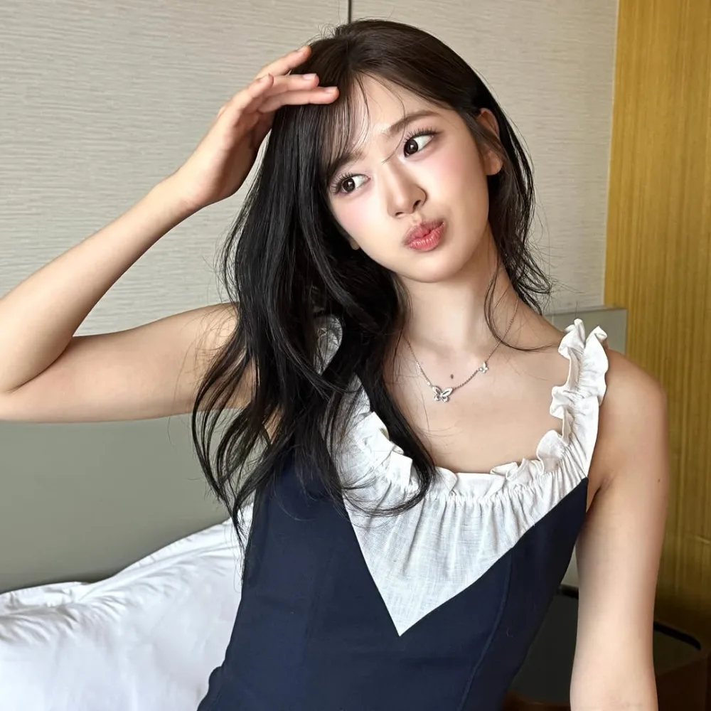 cô gái để tay lên tóc