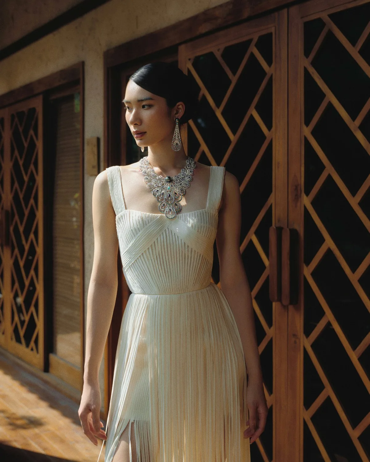 Đầm: CONG TRI Trang sức: MIKIMOTO