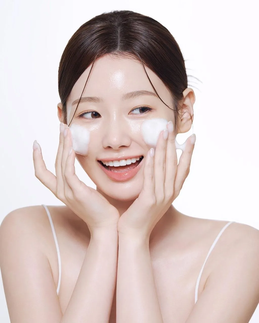 Sử dụng sữa rửa mặt cho da dầu mụn. Sử dụng sữa rửa mặt cho da dầu mụn.