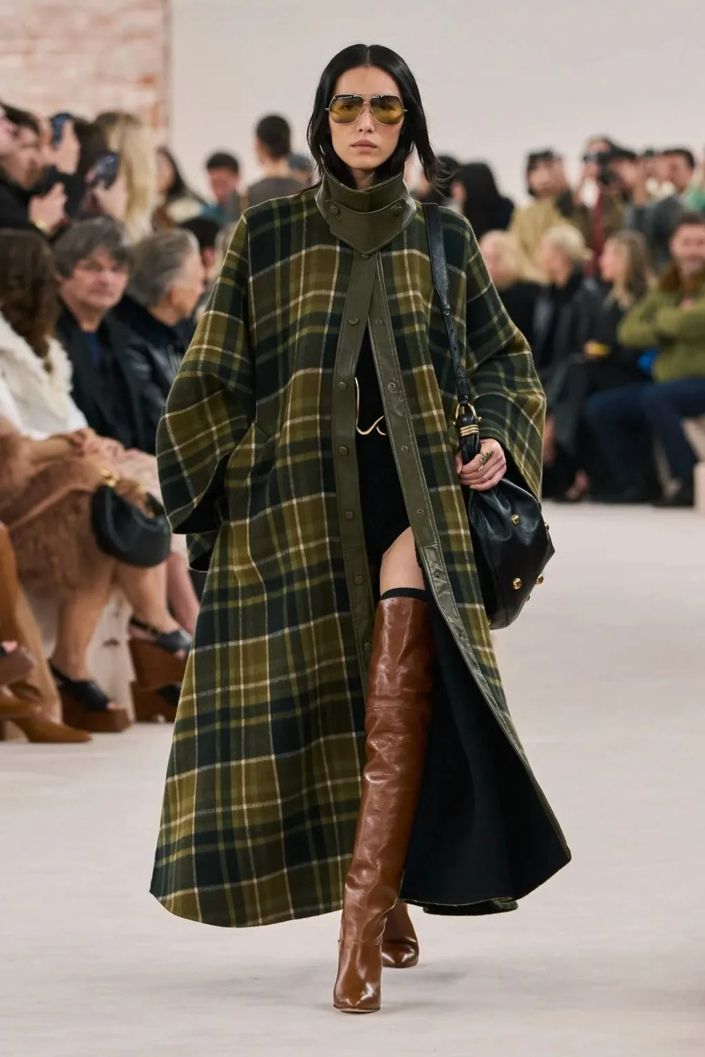 Blazer xanh lá ngọc lục bảo kết hợp boots nâu sang trọng.