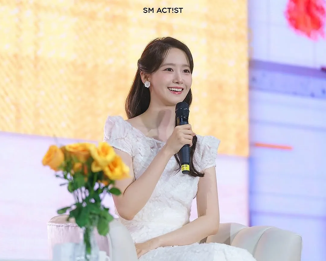 đầm trắng YoonA trong chuyến fan meeting tại Việt Nam