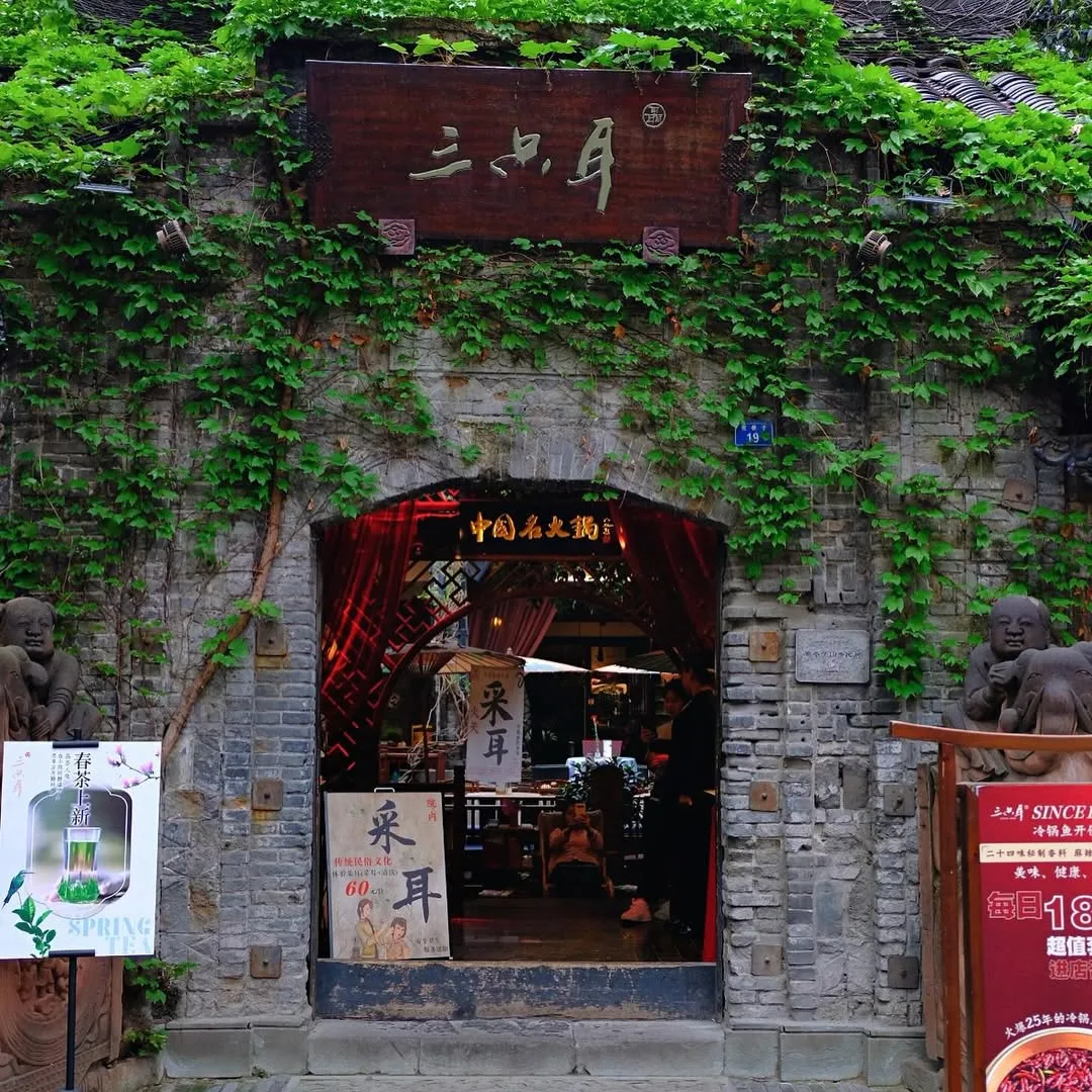 tham quan ngõ rộng thành đô