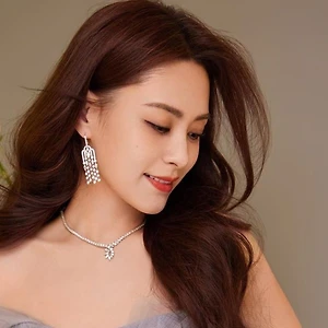 Cô gái tóc dài chụp góc nghiêng-BAP