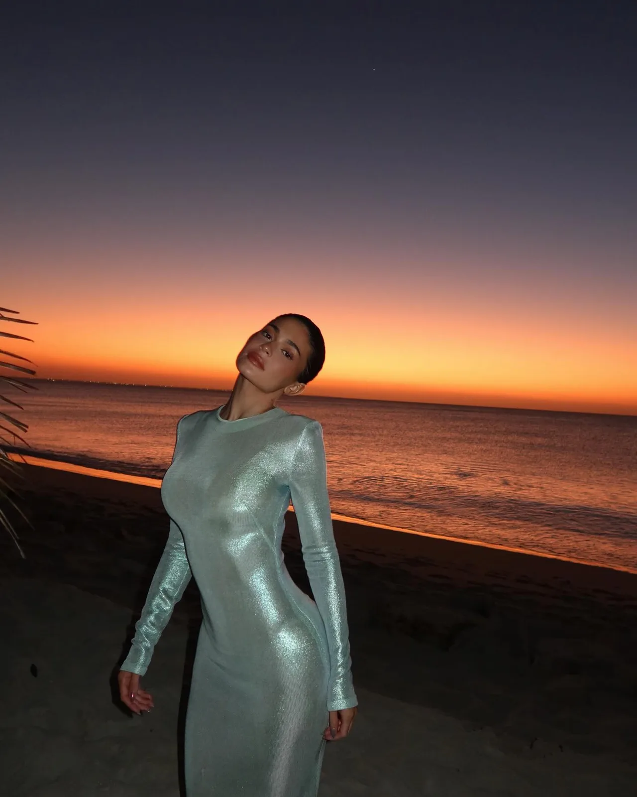 Kylie Jenner diện đầm ôm body
