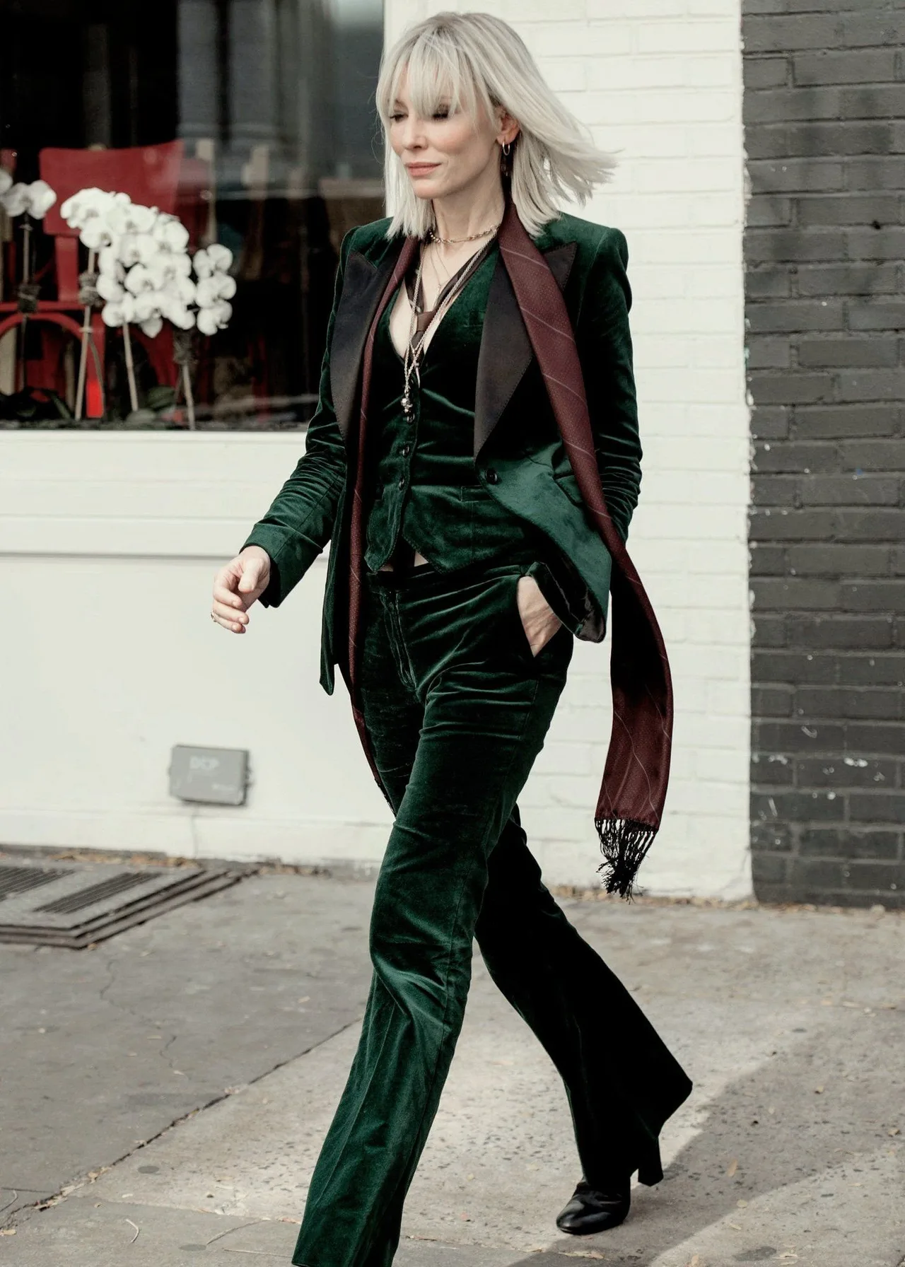 cate blanchett mặc suit menswear xanh ngọc lục bảo trên phim trường ocean's 8