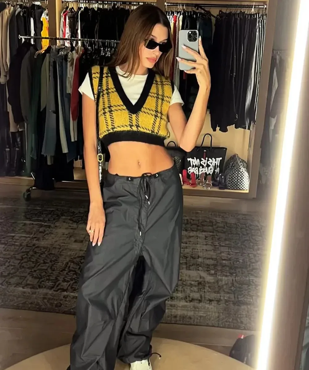 Hailey Bieber diện áo gile và quần parachute