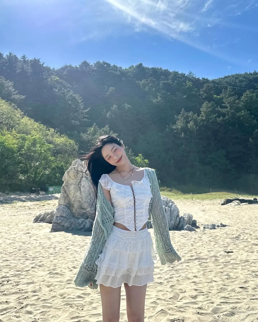 Joy Red Velvet mặc áo trễ vai màu trắng dáng quả lê
