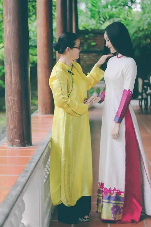 Tuy khác nhau về thế hệ, lối sống và ước mơ, nhưng những người phụ nữ Huế luôn mang ý thức rất rõ về những giá trị của ngày Tết. Thế nên, dù có làm gì đi chăng nữa, họ cũng dành thời gian cho việc chăm sóc, chuẩn bị nhà cửa đón Xuân, sắp xếp mâm cúng gia tiên chu đáo, thăm viếng ông bà cha mẹ một cách ân cần.