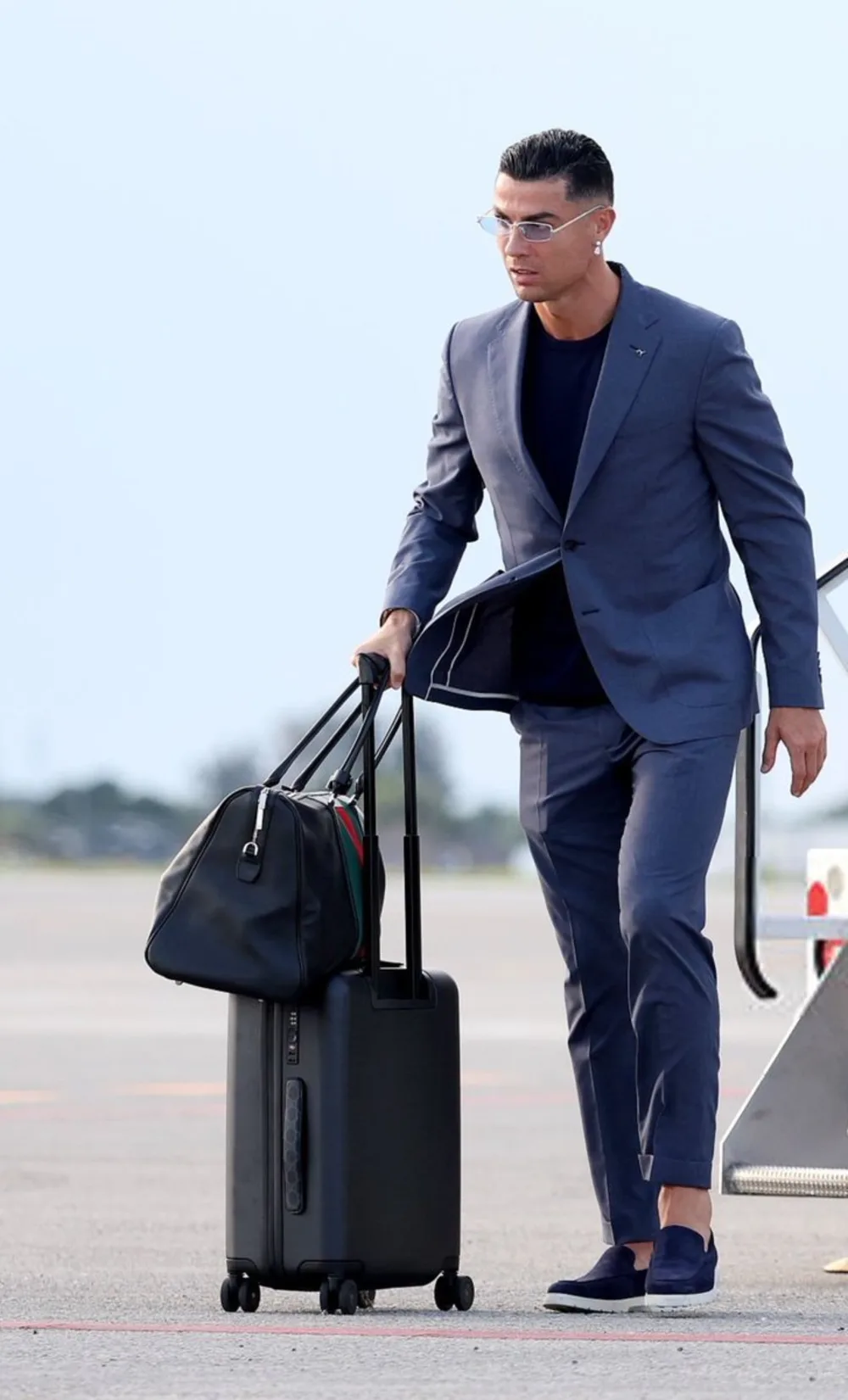 Ronaldo tại sân bay lên đường đến World Cup 2026