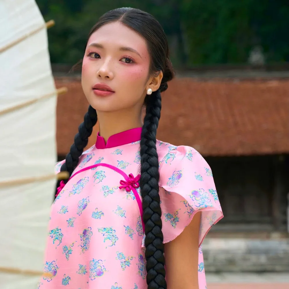 cô gái trang điểm tự nhiên tông hồng mặc áo dài hồng