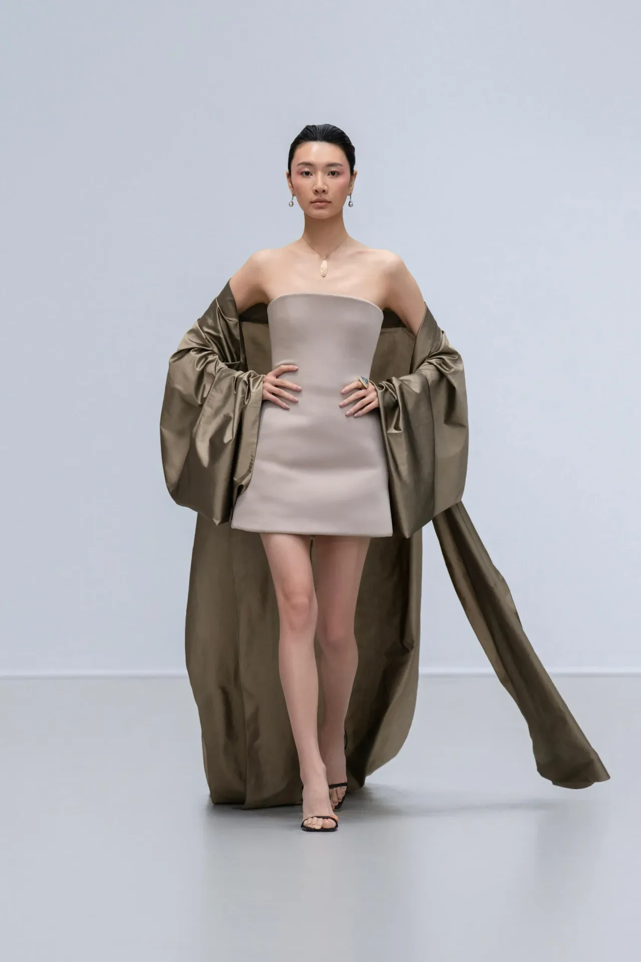 Váy cúp ngực phối áo khoác oversized Glamorous Romance
