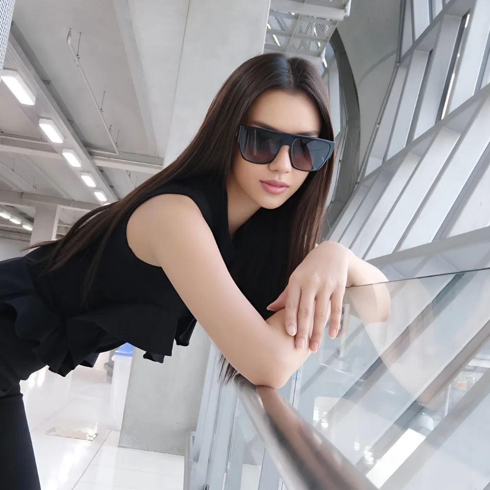 Cựu hoa hậu, diễn viên Amanda Obdam đeo kính mắt mèo bản to.